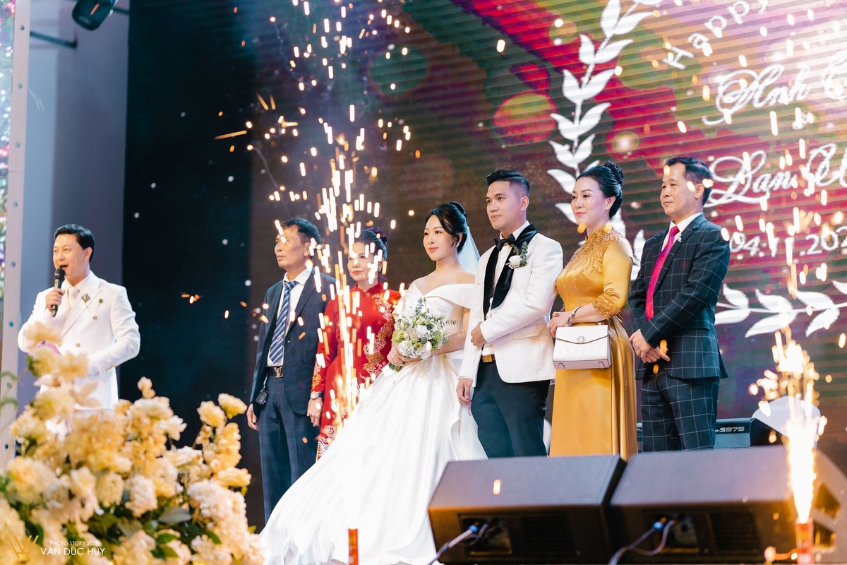 Cô dâu Lan Uyên và chú rể Anh Tú trong lễ cưới diễn ra vào ngày 4/11. 