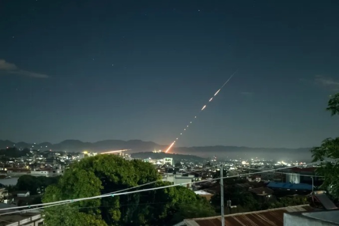 Tên lửa phóng từ căn cứ quân sự ở thị trấn Lashio, bang Shan, miền bắc Myanmar ngày 28/10. (Ảnh: AFP)    