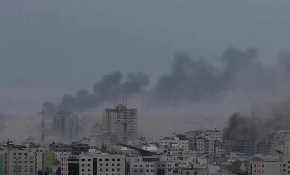 Khói bao trùm các trại tị nạn al - Shati và Jabalia sau cuộc không kích của Israel. (Ảnh: CNN)