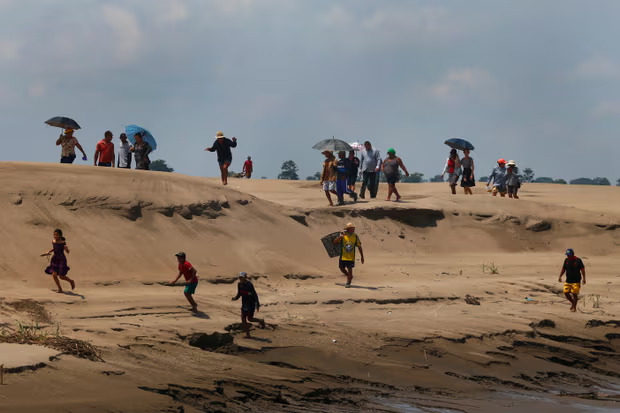 Các cộng đồng ven sông đến nhận nước và thực phẩm trong thời kỳ hạn hán và nắng nóng khắc nghiệt ở bang Amazonas, Brazil. (Ảnh: AP)