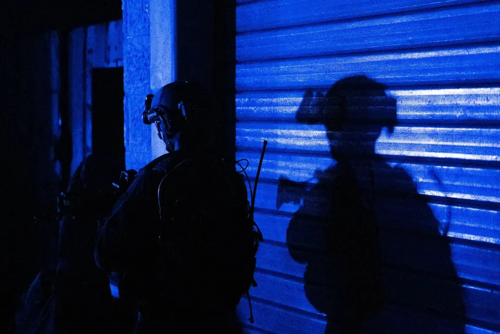 Binh sĩ Israel tiến hành một chiến dịch quân sự tại Bệnh viện Al - Shifa (Dải Gaza). (Ảnh: IDF/AFP/Getty Images)