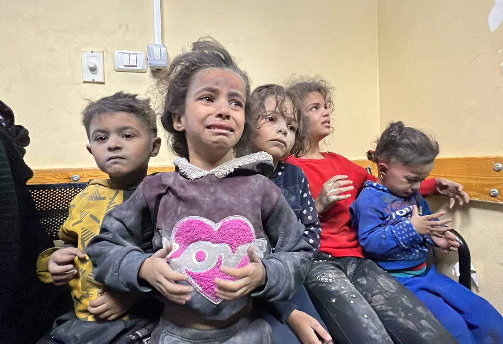 Trẻ em Palestine bị thương trong các cuộc tấn công của Israel đang chờ điều trị tại Bệnh viện Indonesia (Jabalia, Gaza). (Ảnh: Ahmed Alarini/Anadolu/Getty Images)