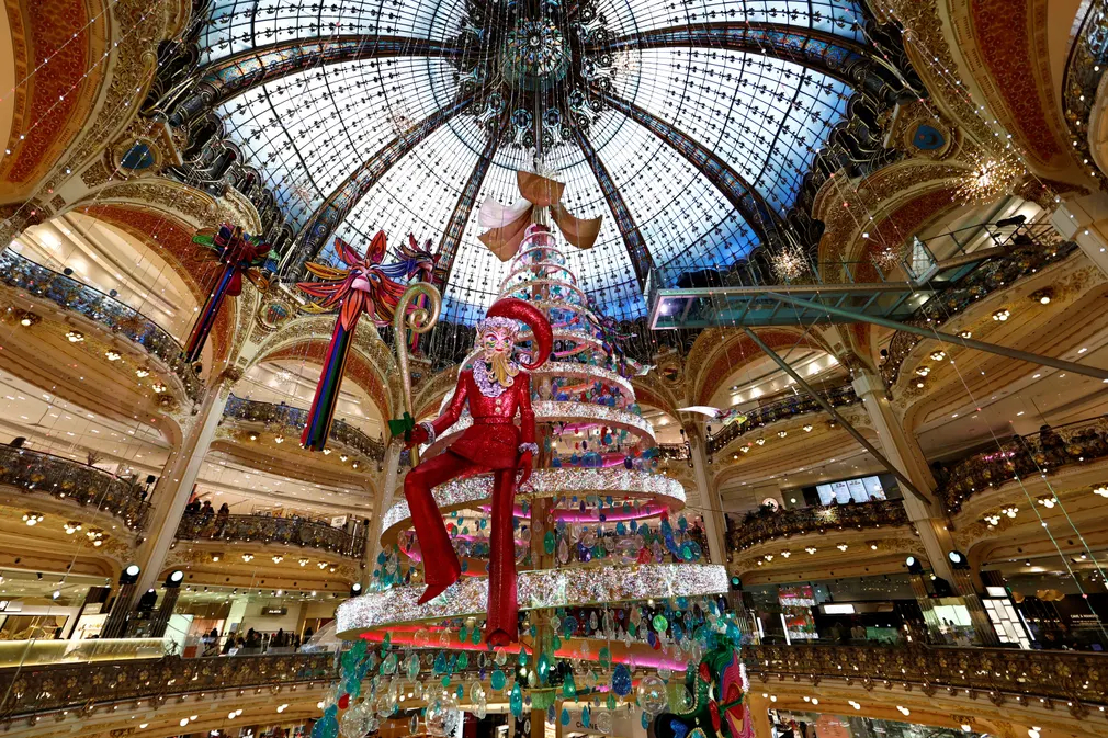 Cây thông Noel khổng lồ ở trung tâm mua sắm Galeries Lafayette (Paris, Pháp). (Ảnh: Gonzalo Fuentes/Reuters)
