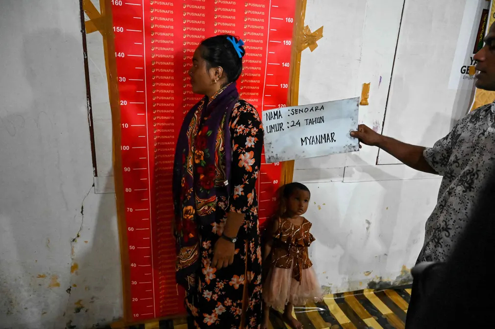 Người tị nạn Rohingya bị cảnh sát kiểm tra tại nơi trú ẩn tạm thời ở Padang Tiji (Aceh, Indonesia). (Ảnh: Chaideer Mahyuddin/AFP/Getty Images)