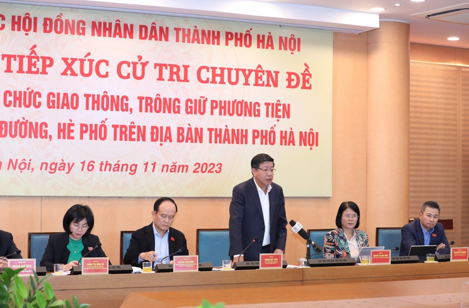 Phó Chủ tịch UBND TP Hà Nội Dương Đức Tuấn phát biểu tại cuộc tiếp xúc cử tri