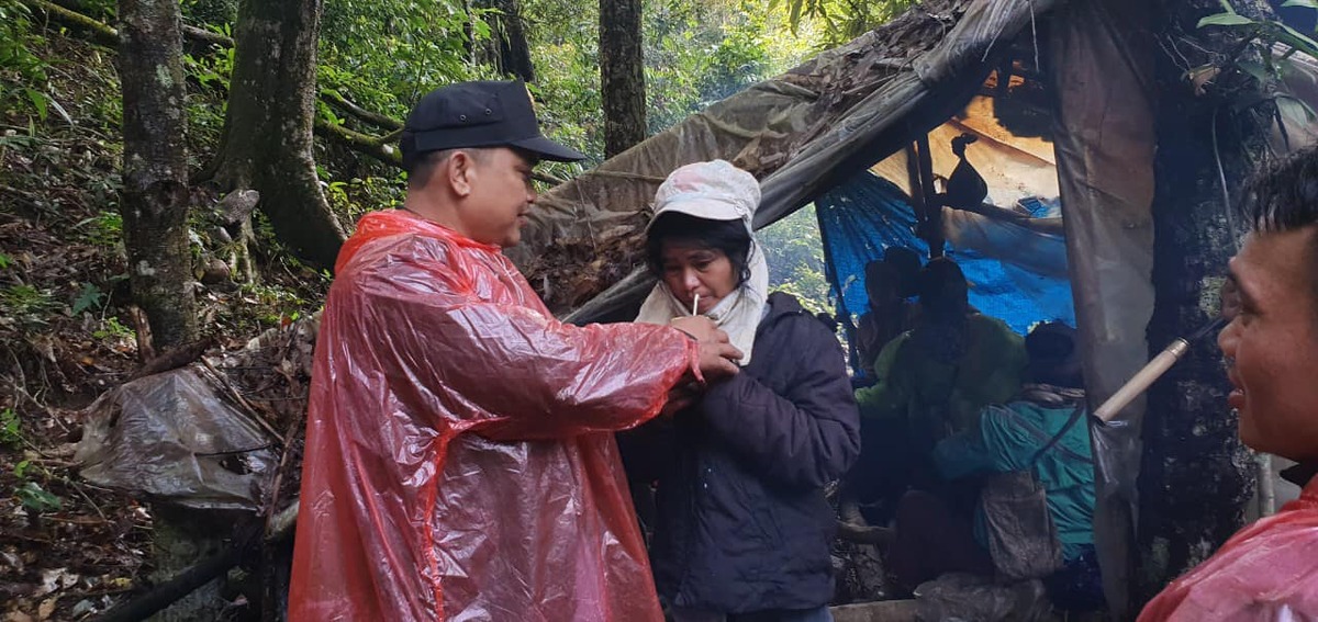 Đoàn tìm kiếm đã phát hiện người phụ nữ sau 5 ngày đi lạc trong rừng (Ảnh: Công an huyện Kon Plông)