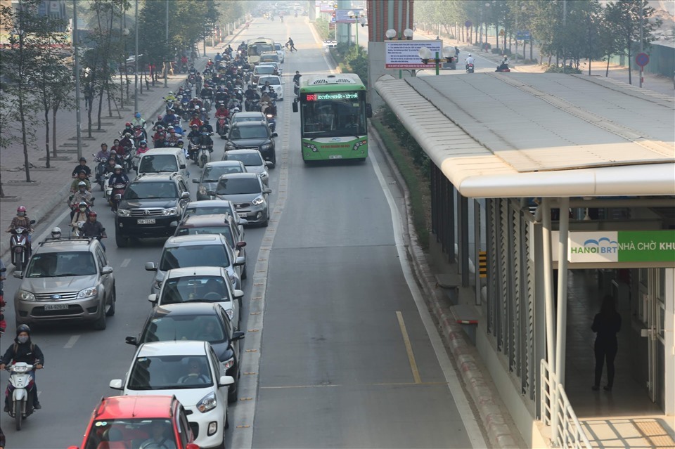 Làn đường ưu tiên cho tuyến buýt nhanh BRT Kim Mã - Yên Nghĩa.