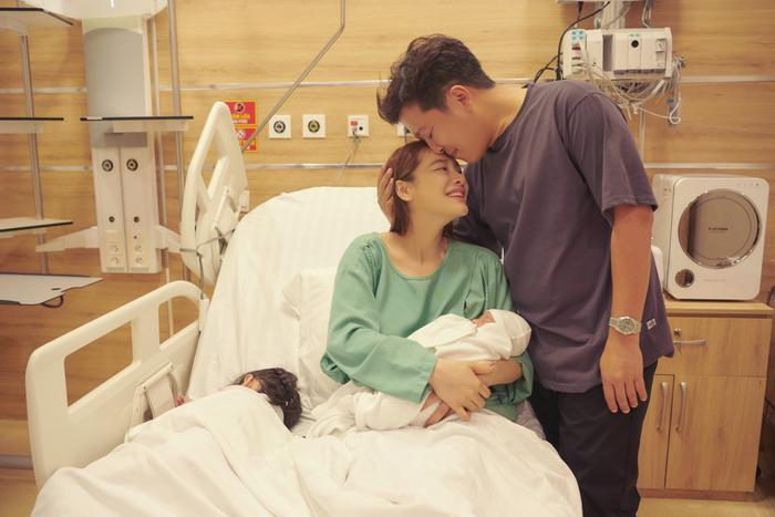 Hình ảnh Trường Giang vào bệnh viện với Nhã Phương sau khi nữ diễn viên sinh con đã chạm đến trái tim nhiều khán giả