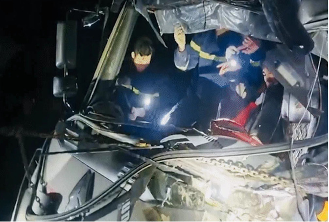 Lực lượng chức năng giải cứu tài xế mắc kẹt trong cabin. (Ảnh: Phòng Cảnh sát PCCC&CNCH tỉnh Thanh Hóa)