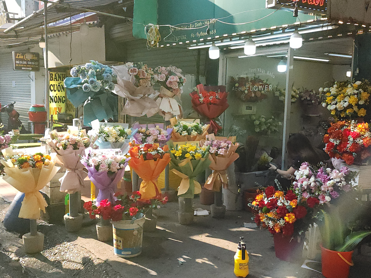 Thị trường hoa tươi năm nay không quá sôi động như mọi năm, giá hoa cũng khá bình ổn, thậm chí còm có xu hương giảm mạnh. 