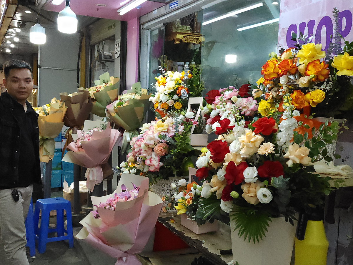 Chia sẻ với phóng viên, chị Trang chủ cửa hàng hoa tại phố Giảng Võ cho biết: 