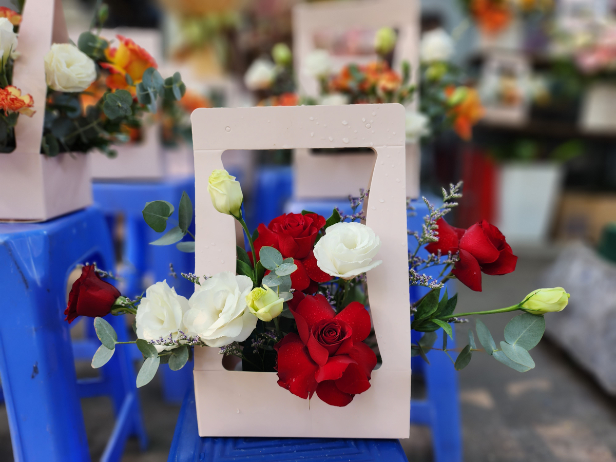 Nhiều mẫu hoa trong hộp giấy, và hoa bông lẻ túi nilon kính kèm thiệp chúc mừng bán chạy nhất. Các đơn dặt hàng bán online được khách đặt nheiefu nhất lại là hoa trong túi mica.