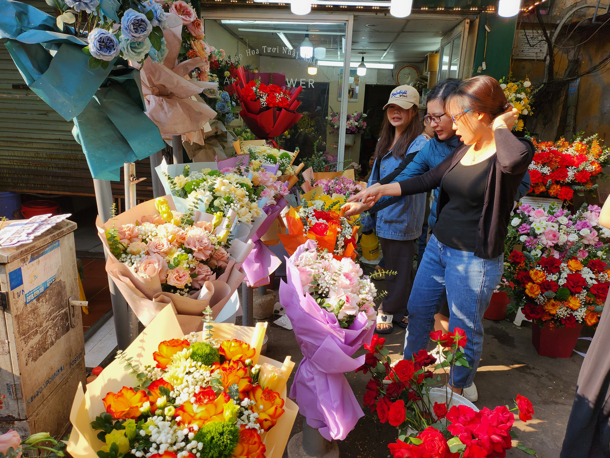 Sáng ngày 20/11, khảo sát các cửa hàng hoa trên thị trường Hà Nội, hầu hết các mẫu hoa tươi chủ yếu được cắm hoa hồng, hoa lan, cúc, hướng dương làm chủ đạo... Các mẫu hoa bó, giỏ có kích thước nhỏ gọn được ưa chuộng hơn cả. 