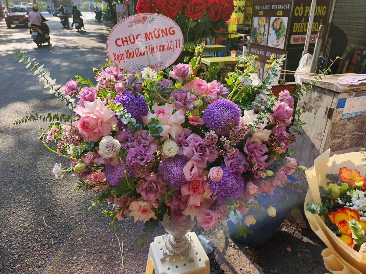 Cùng bày tỏ về thị trường hoa, các chủ cửa hàng tại phố Núi Trúc cũng cho rằng giá hoa năm 2023 trong dịp 20/11 không tăng cao, nhiều cửa hàng tặng kèm các dịch vụ điện hoa miễn phí, tặng thiệp chúc mừng. 