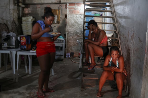 Người dân sống ở những khu ổ chuột chật vật với nắng nóng. (Ảnh: Pilar Olivares/Reuters)