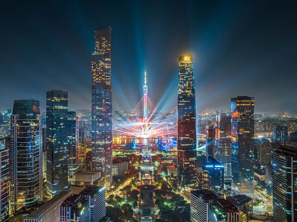 Tháp Canton và các tòa nhà chọc trời được chiếu sáng trong buổi tổng duyệt cho Lễ hội ánh sáng quốc tế Quảng Châu (Quảng Đông, Trung Quốc). (Ảnh: VCG/Getty Images)