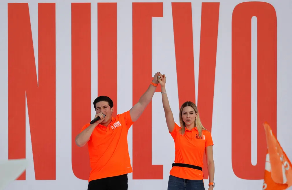 Ứng cử viên tổng thống của đảng Phong trào Công dân - ông Samuel Garcia cùng vợ - bà Mariana Rodriguez, xuất hiện trong buổi ra mắt chiến dịch tiền tranh cử tổng thống năm 2024 ở Monterrey (Mexico). (Ảnh: Daniel Becerril/Reuters)