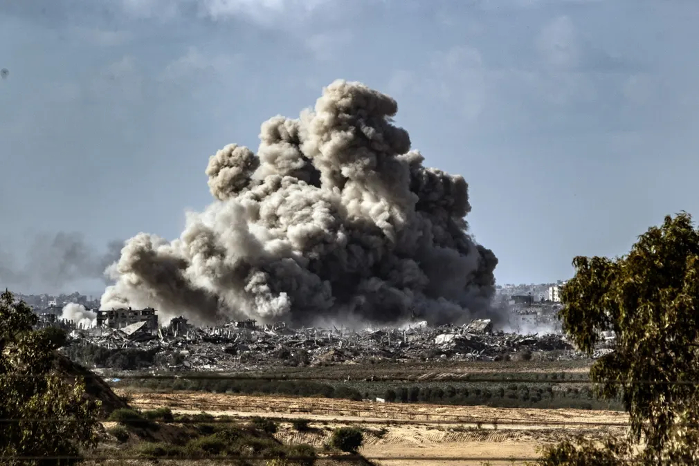 Khói bốc lên trên các tòa nhà bị phá hủy sau cuộc tấn công của Israel vào Thành phố Beit Hanoun (Dải Gaza). (Ảnh: Anadolu Agency/Getty Images)