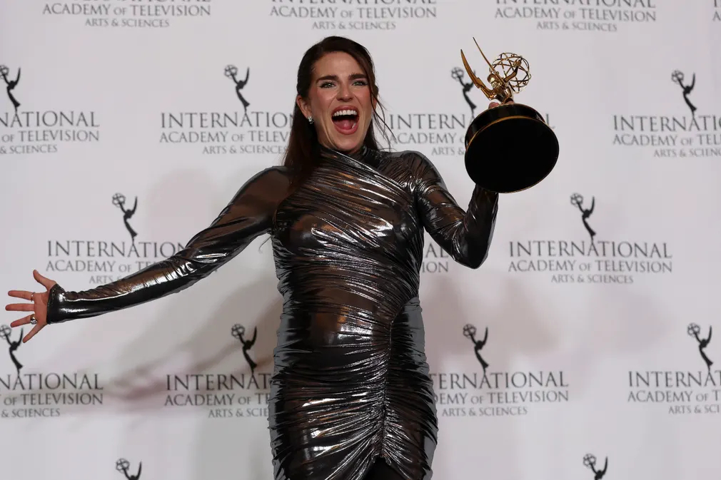 Karla Souza nhận giải Nữ diễn viên xuất sắc nhất cho bộ phim La Caida, tại lễ trao giải Emmy quốc tế lần thứ 51 ở New York (Mỹ). (Ảnh: Mike Segar/Reuters)