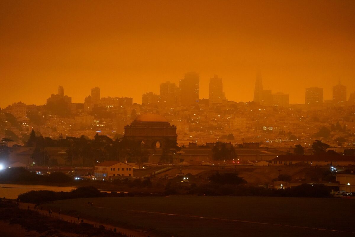 Khói cháy rừng biến bầu trời thành phố San Francisco thành màu cam. (Ảnh: CNN)