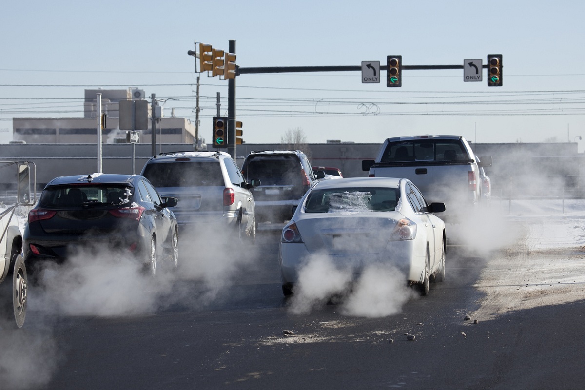 Khí thải từ phương tiện giao thông trực tiếp gây ô nhiễm cho các thành phố tại địa phương. (Ảnh: iStock)