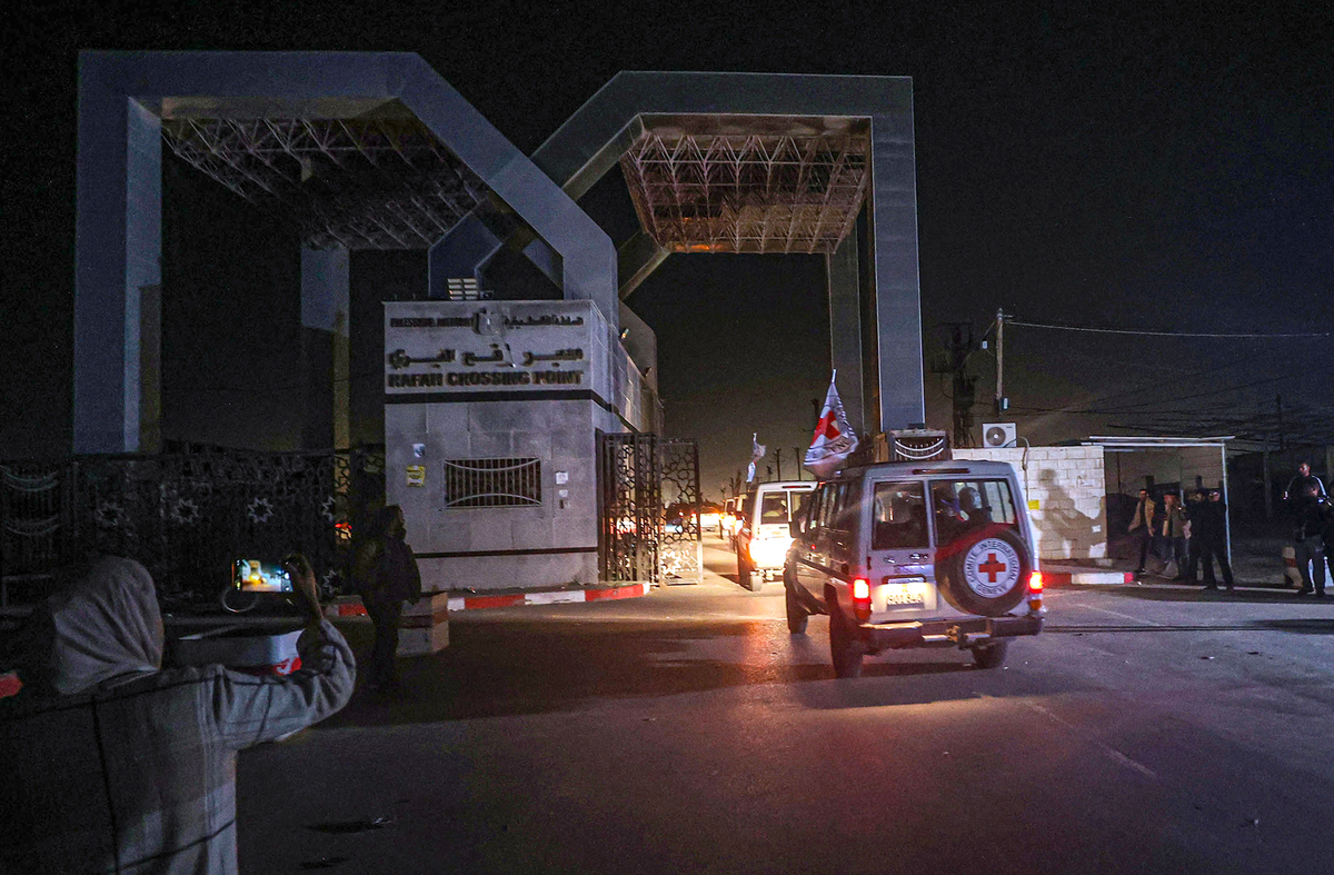 Xe của Hội Chữ thập đỏ quốc tế đưa các con tin được giải thoát qua cửa khẩu biên giới Rafah (Dải Gaza).