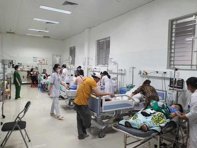 Học sinh ngộ độc thực phẩm đang điều trị tại bệnh viện. (Ảnh: VV)