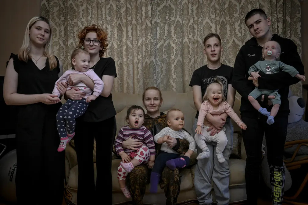 Chị Maria Chupinina cùng với bạn bè và tình nguyện viên, giúp đỡ những đứa trẻ có vấn đề sức khỏe nghiêm trọng như não úng thủy, hội chứng Down, HIV, suy tim và thận ở Kharkov (Ukraine). (Ảnh: Anadolu/Getty Images)