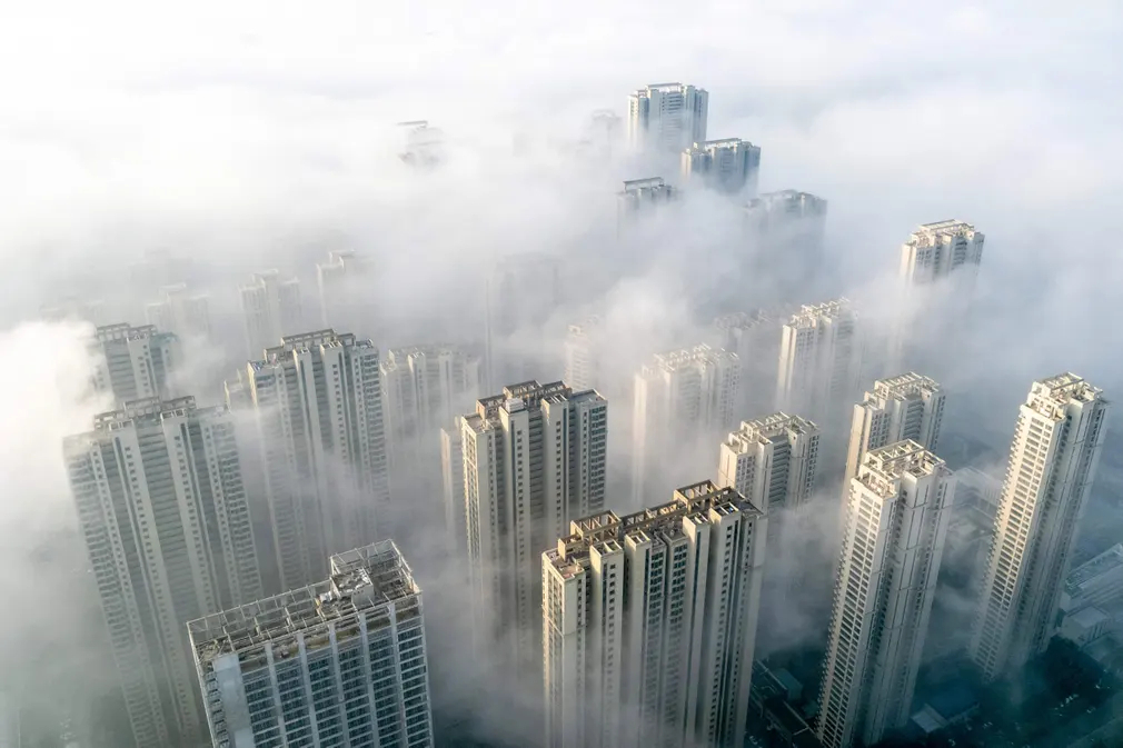 Sương mù bao phủ các tòa nhà dân cư ở Thành phố Vũ Hán (tỉnh Hồ Bắc, Trung Quốc). (Ảnh: AFP/Getty Images)