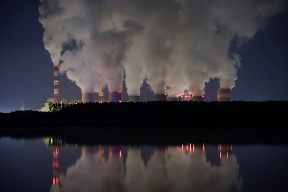 Khói và hơi nước cuồn cuộn bốc lên từ nhà máy điện Bełchatów - nhà máy điện đốt than lớn nhất châu Âu chạy bằng than non ở Rogowiec (Ba Lan). (Ảnh: Kacper Pempel/Reuters)