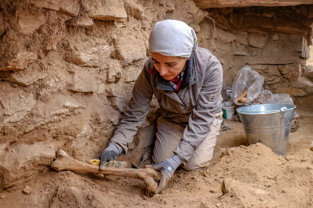 Các nhà khảo cổ học tìm thấy 400 bộ xương người trong 3 căn phòng và 4 ngôi mộ có tường xây bằng đá tại nghĩa địa Kaniya Bekan (Çatak, Van, Thổ Nhĩ Kỳ). (Ảnh: Anadolu/Getty Images)