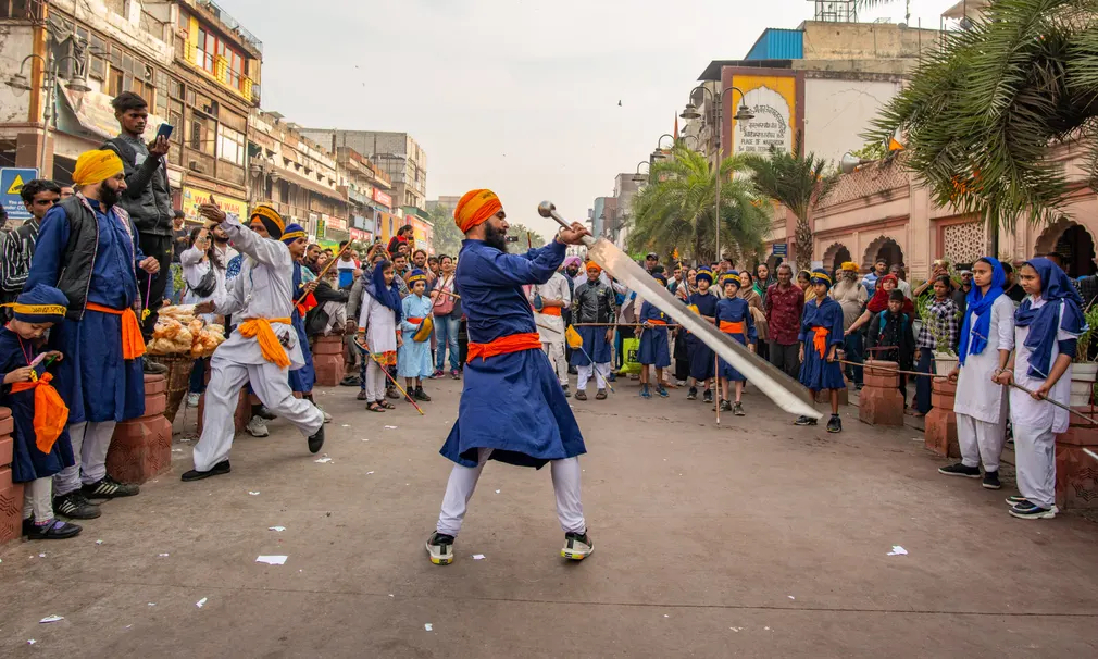 Người đàn ông theo đạo Sikh tham gia Lễ rước Nagar Kirtan ở Sis Ganj gurdwara (Delhi, Ấn Độ). (Ảnh: Pradeep Gaur/Sopa Images/Shutterstock)
