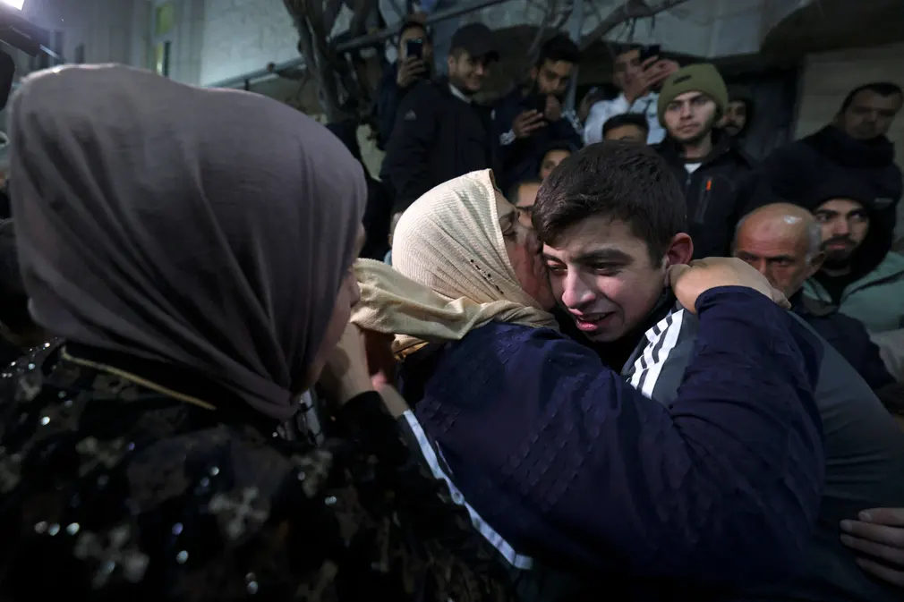 Một tù nhân người Palestine ôm người thân sau khi được thả ra khỏi nhà tù Israel. (Ảnh: AFP/Getty Images)