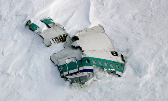 Một mảnh vỡ máy bay trong thảm kịch năm 1979 trên núi Erebus ở Nam Cực. (Ảnh: Antarctica New Zealand)