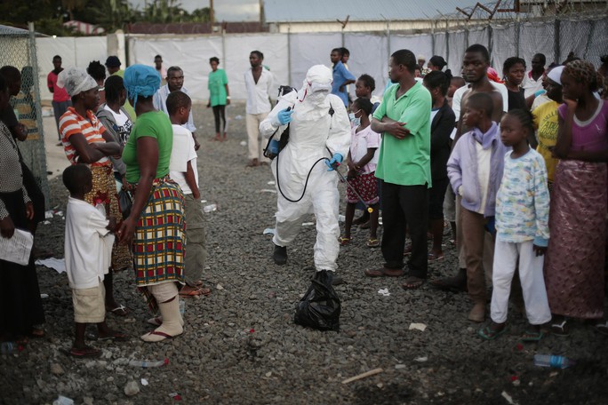 Nhân viên y tế đang khử khuẩn tại Liberia trong một đợt bùng phát Ebola. (Ảnh: WHO)