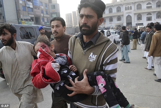Hơn 130 em học sinh thiệt mạng trong vụ thảm sát trường học Pakistan. (Ảnh: AP)