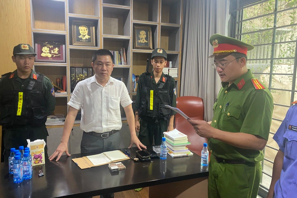 Công an Đồng Nai đọc lệnh khởi tố, bắt tạm giam ông Nguyễn Khánh Hưng.(Ảnh: CACC)