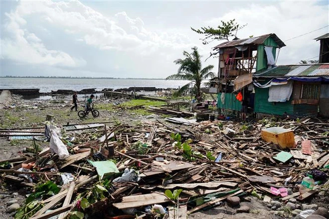 Nhà cửa bị hư hại khi bão Phanfone đổ bộ vào tỉnh Leyte, miền Trung Philippines. (Ảnh: AFP)