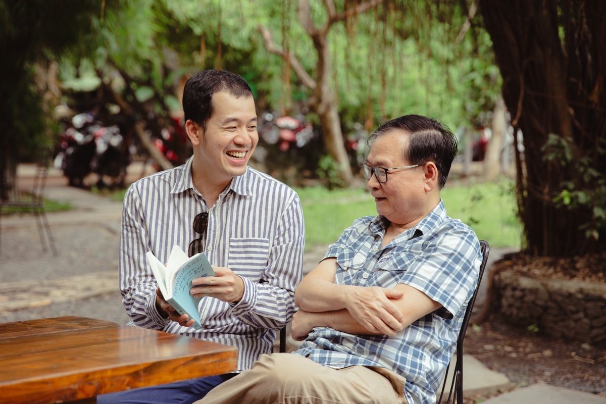 Nhà văn Nguyễn Nhật Ánh (phải) tin tưởng vào bàn tay 