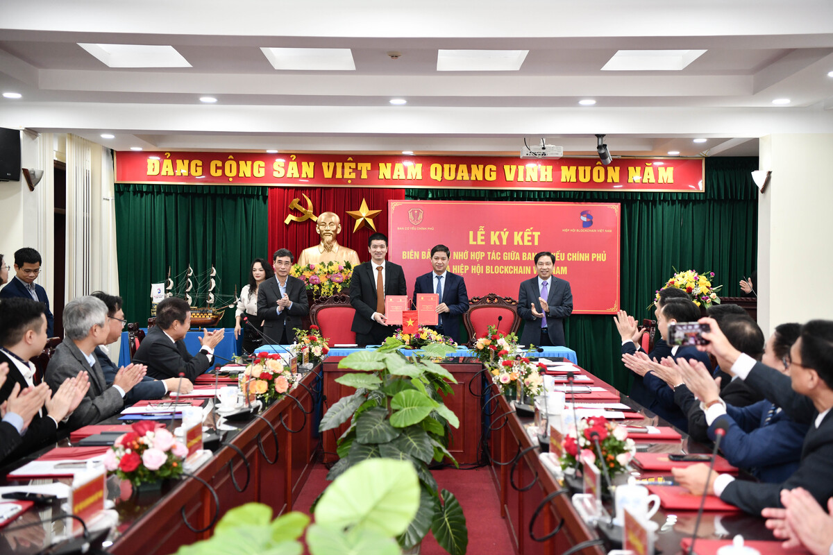 Chiều 30/11/2023, tại Hà Nội, Ban Cơ yếu Chính phủ và Hiệp hội Blockchain Việt Nam đã ký kết Biên bản Ghi nhớ Hợp tác nghiên cứu, đề xuất chính sách quản lý,  thúc đẩy ứng dụng và phổ cập công nghệ blockchain.