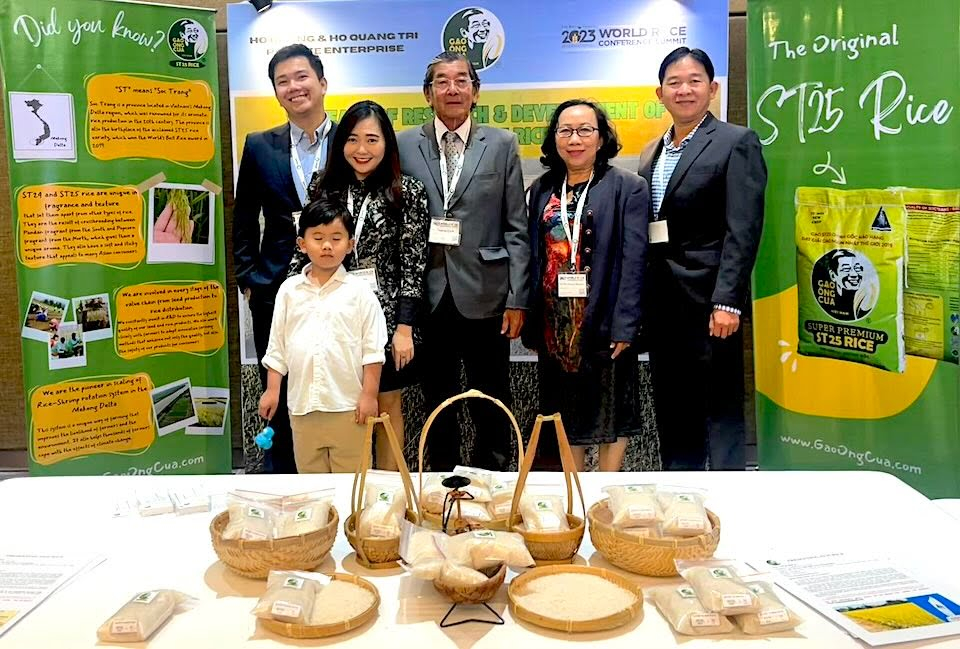 Ông Hồ Quang Cua và gia đình tại gian trưng bày sản phẩm Gạo Ông Cua ST25 tại Philippines