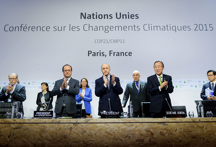 Khi Ngoại trưởng Pháp Laurent Fabius, Chủ tịch COP21, gõ chiếc búa nhỏ màu xanh chính thức thông qua thoả thuận, các đại biểu trong khán phòng đồng loạt đứng lên vỗ tay.