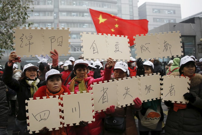 Các bậc cha mẹ có một con duy nhất qua đời sớm biểu tình ở Bắc Kinh ngày 1/12/2015 đòi chính phủ bồi thường. (Ảnh: Reuters)