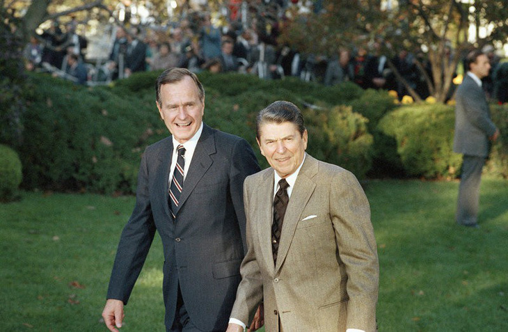 Tổng thống Mỹ Ronald Reagan (phải) đón chào Tổng thống đắc cử George H.W. Bush tại Nhà Trắng ngày 10/11/1988. (Ảnh: AP)