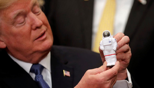 Ông Trump trong buổi lễ ký sắc lệnh chính sách không gian tại Nhà Trắng ngày 11/12/2017. (Ảnh: Reuters)