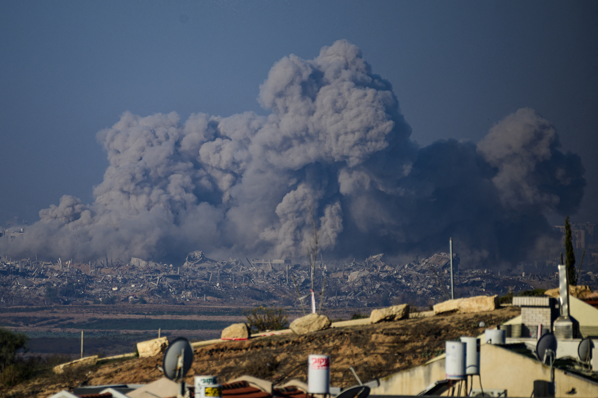 Khói bốc lên từ các tòa nhà sau cuộc tấn công của Israel vào Dải Gaza hôm 1/12. (Ảnh: John MacDougall/AFP/Getty)