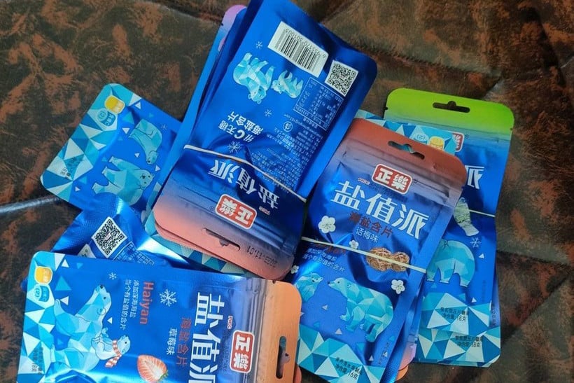 Loại kẹo bao bì màu xanh cũng từng khiến 5 học sinh ở tỉnh Quảng Ninh phải nhập viện ngày 25/11. (Ảnh: Trung tâm Y tế huyện Vân Đồn)