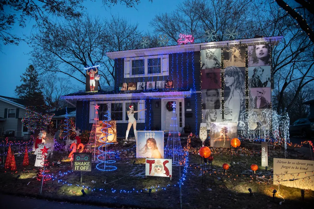 Một ngôi nhà ở Naperville (ngoại ô Chicago, Illinois, Mỹ) được trang trí bởi những bức ảnh, lời bài hát và bìa album phóng to của Taylor Swift trước thềm Giáng sinh. (Ảnh: Joeff Davis/Shutterstock)