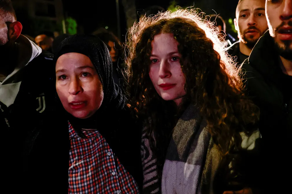 Nhà hoạt động người Palestine Ahed Tamimi đi cùng mẹ sau khi được trả tự do ở Ramallah (Bờ Tây). (Ảnh: Ammar Awad/Reuters)