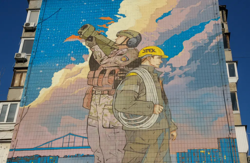 Một bức tranh tường dành riêng cho lực lượng phòng không và công nhân năng lượng Ukraine, được thực hiện bởi các nghệ sĩ Andrii Kovtun và Anton Kudryashov ở Kiev (Ukraine). (Ảnh: Sergey Dolzhenko/EPA)